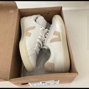 Veja Sneakers- Esplar Logo Leather